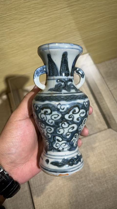 古玩陶瓷青花云紋盤口瓶真品鑒賞圖