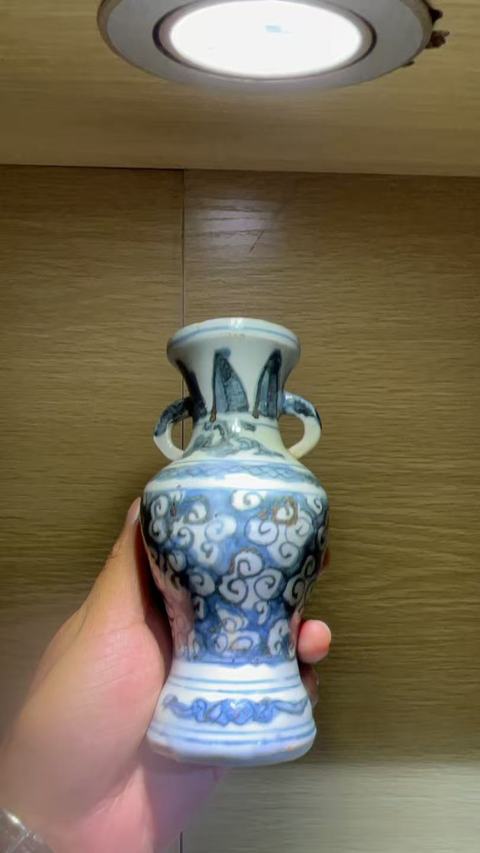 古玩陶瓷青花云紋盤口瓶真品鑒賞圖