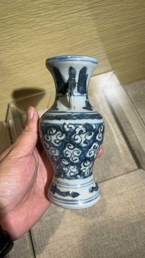 古玩陶瓷青花云紋盤口瓶真品鑒賞圖