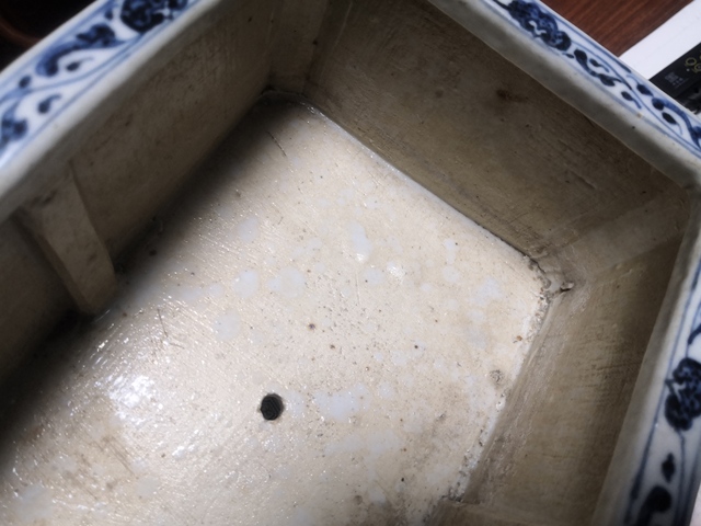 古玩陶瓷花卉紋青花花盆真品鑒賞圖