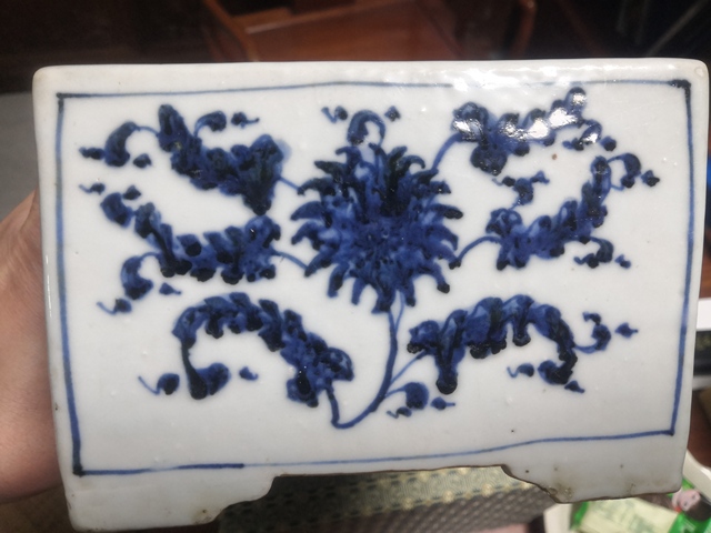 古玩陶瓷花卉紋青花花盆真品鑒賞圖