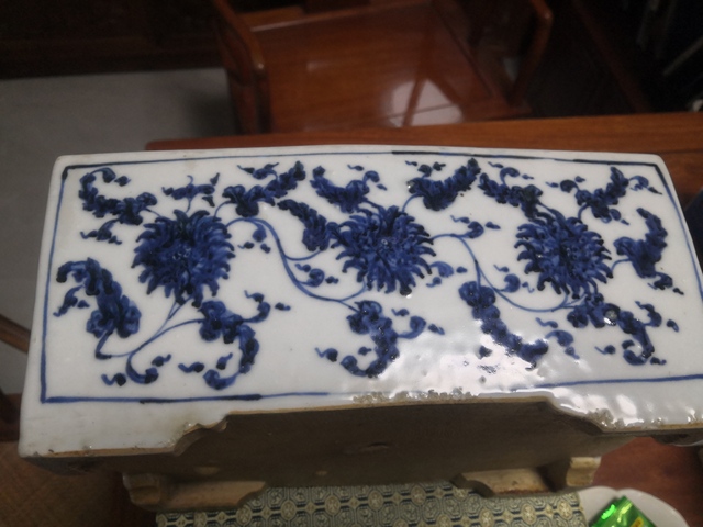 古玩陶瓷花卉紋青花花盆真品鑒賞圖