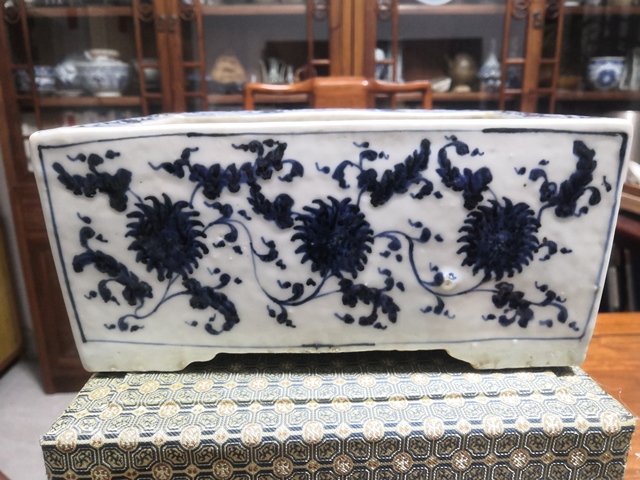 古玩陶瓷花卉紋青花花盆真品鑒賞圖