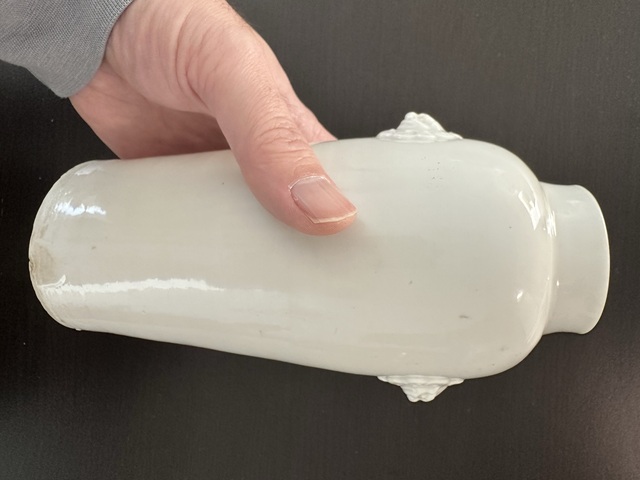 古玩陶瓷清代時期德化窯白釉雙獅頭筒瓶真品鑒賞圖