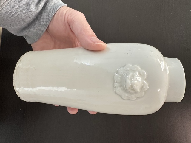 古玩陶瓷清代時期德化窯白釉雙獅頭筒瓶真品鑒賞圖