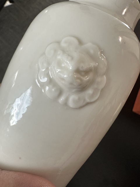 古玩陶瓷清代時期德化窯白釉雙獅頭筒瓶真品鑒賞圖