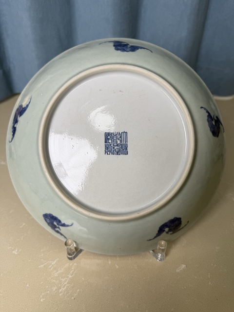 古玩陶瓷清乾隆 二級官豆青青花云蝠紋大盤真品鑒賞圖