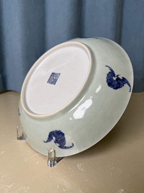 古玩陶瓷清乾隆 二級官豆青青花云蝠紋大盤真品鑒賞圖