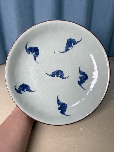 古玩陶瓷清乾隆 二級官豆青青花云蝠紋大盤真品鑒賞圖