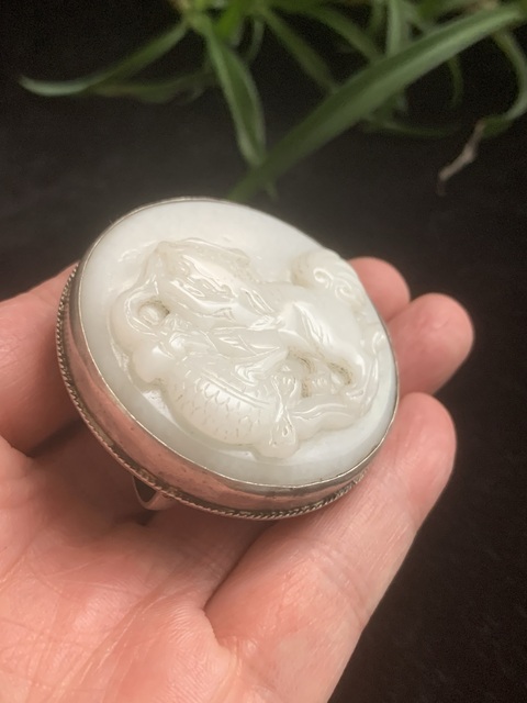 古玩玉器和田玉“獅子繡球”帶穿真品鑒賞圖