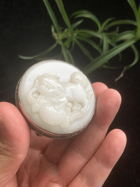 古玩玉器和田玉“獅子繡球”帶穿真品鑒賞圖