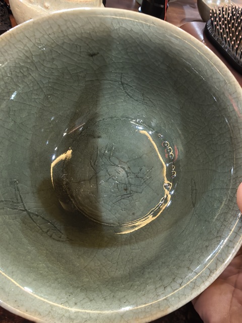 古玩陶瓷龍泉青瓷刻魚紋茶碗真品鑒賞圖
