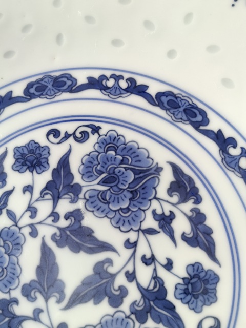 古玩陶瓷青花玲瓏瓷牡丹紋盤真品鑒賞圖