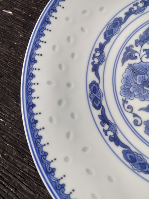 古玩陶瓷青花玲瓏瓷牡丹紋盤真品鑒賞圖