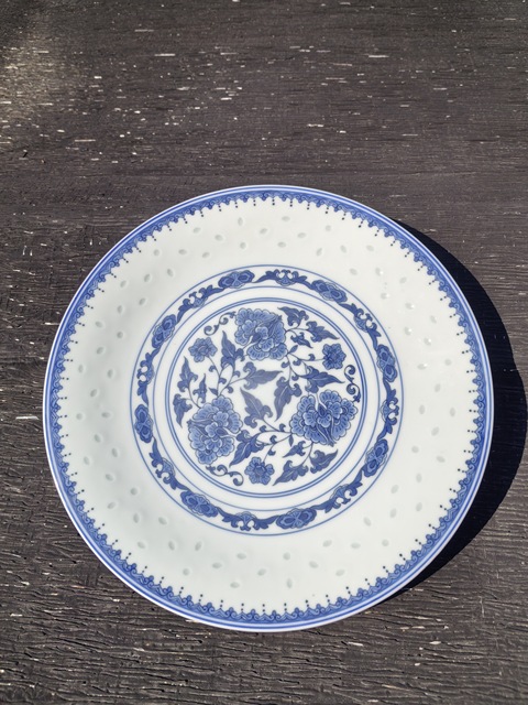 古玩陶瓷青花玲瓏瓷牡丹紋盤真品鑒賞圖