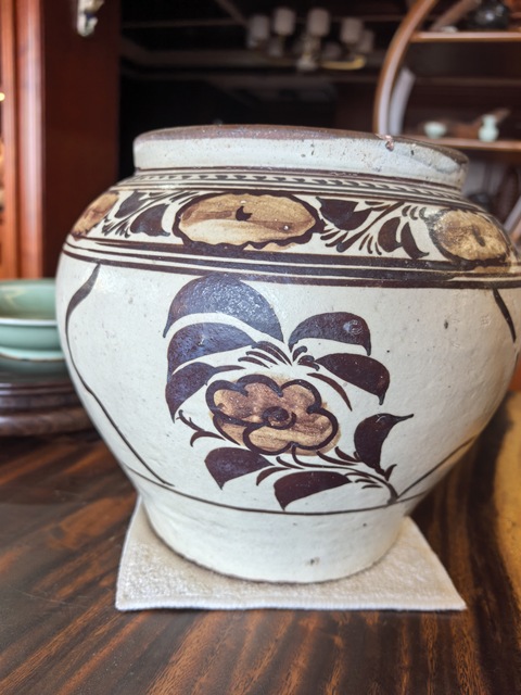 古玩陶瓷磁州窯系鶴壁窯白地褐彩花卉罐真品鑒賞圖