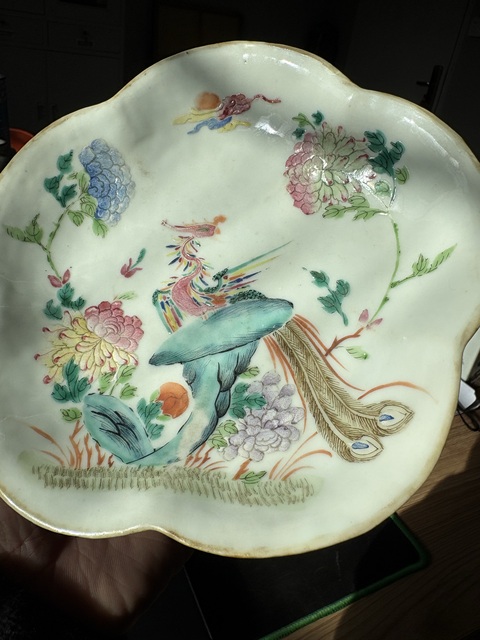 古玩陶瓷鳳凰牡丹紋粉彩花口盤真品鑒賞圖