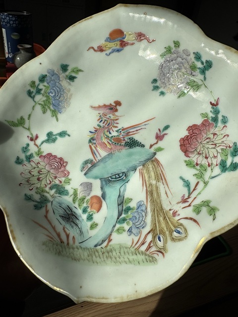 古玩陶瓷鳳凰牡丹紋粉彩花口盤真品鑒賞圖