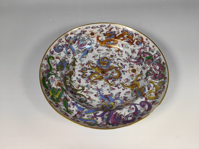 古玩陶瓷晚清民國粉彩九龍紋賞盤真品鑒賞圖