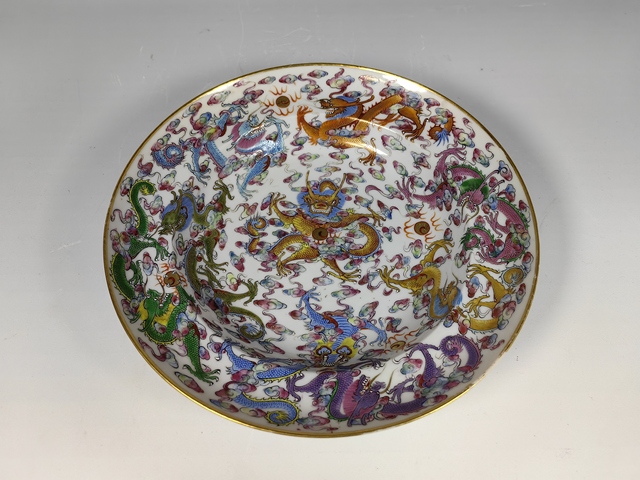 古玩陶瓷晚清民國粉彩九龍紋賞盤真品鑒賞圖