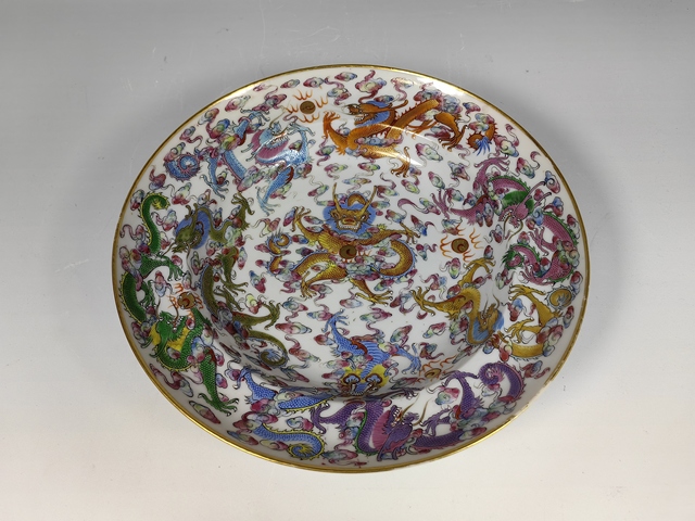 古玩陶瓷晚清民國粉彩九龍紋賞盤真品鑒賞圖