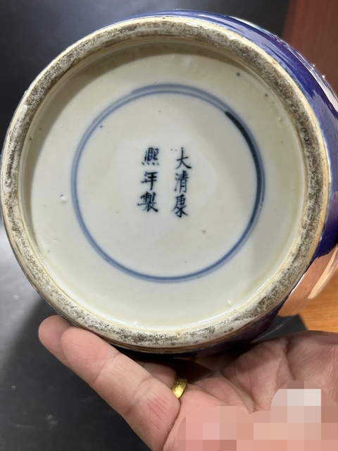 古玩陶瓷灑藍(lán)開光青花花卉紋罐真品鑒賞圖