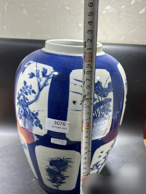 古玩陶瓷灑藍(lán)開光青花花卉紋罐真品鑒賞圖