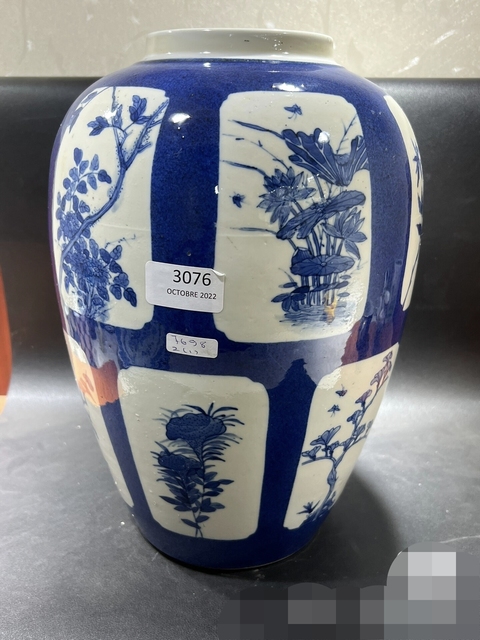 古玩陶瓷灑藍(lán)開光青花花卉紋罐真品鑒賞圖
