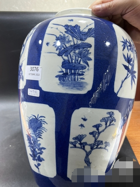 古玩陶瓷灑藍(lán)開光青花花卉紋罐真品鑒賞圖