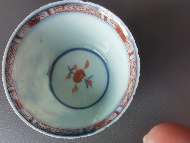 古玩陶瓷清早期青花礬紅花卉紋杯真品鑒賞圖