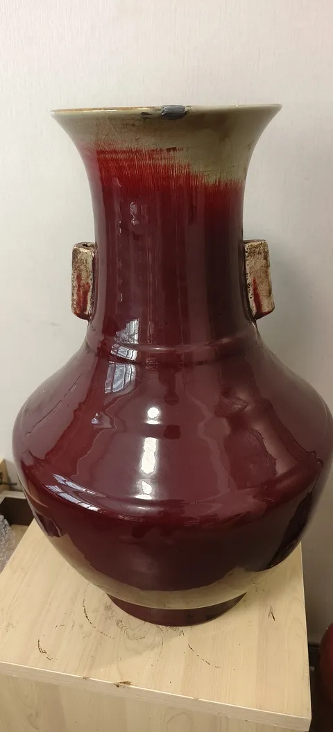 古玩陶瓷紅釉貫耳瓶真品鑒賞圖