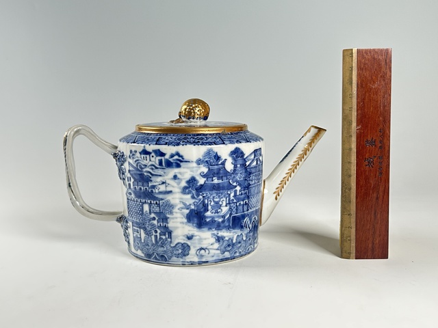 古玩陶瓷清中期·青花山水樓閣紋茶壺真品鑒賞圖