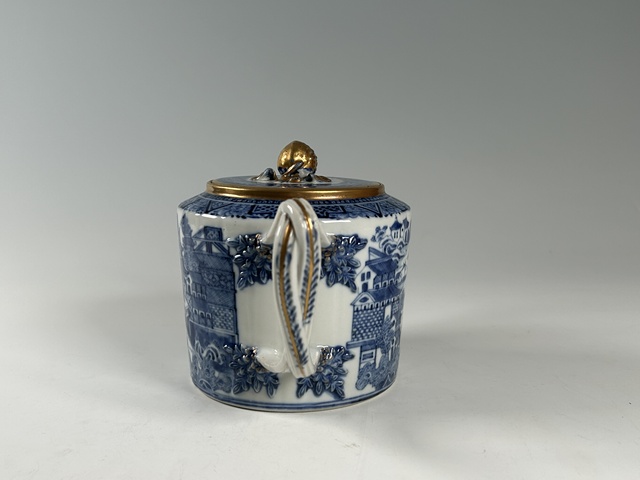 古玩陶瓷清中期·青花山水樓閣紋茶壺真品鑒賞圖