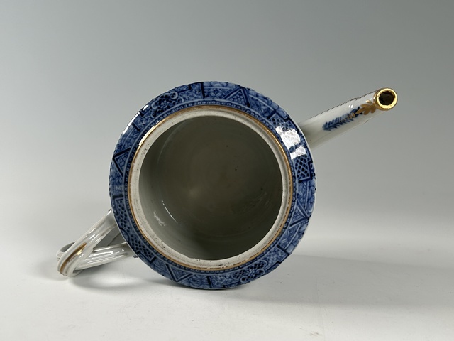 古玩陶瓷清中期·青花山水樓閣紋茶壺真品鑒賞圖