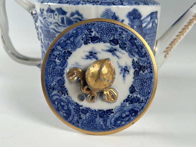 古玩陶瓷清中期·青花山水樓閣紋茶壺真品鑒賞圖