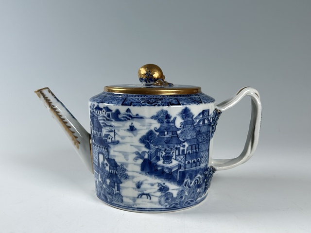 古玩陶瓷清中期·青花山水樓閣紋茶壺真品鑒賞圖