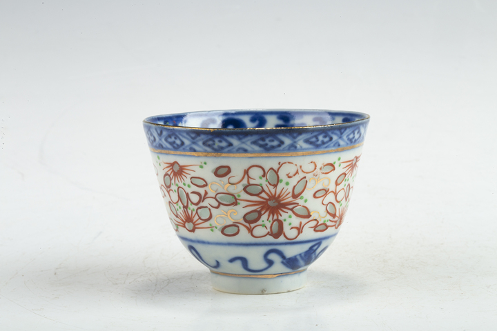 古玩陶瓷清末民初·青花加彩花卉紋玲瓏瓷杯真品鑒賞圖