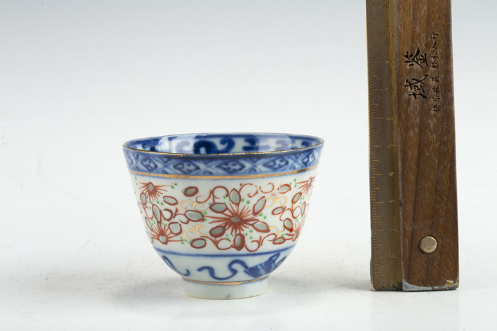 古玩陶瓷清末民初·青花加彩花卉紋玲瓏瓷杯真品鑒賞圖