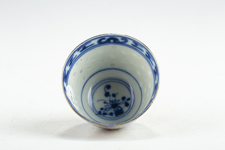 古玩陶瓷清末民初·青花加彩花卉紋玲瓏瓷杯真品鑒賞圖