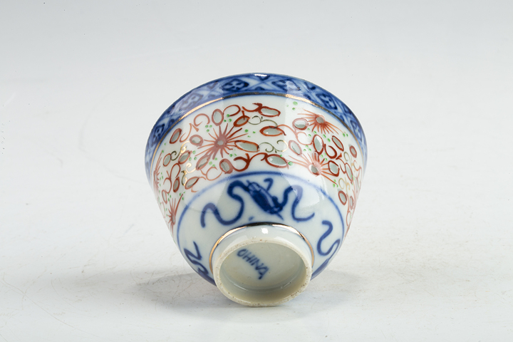 古玩陶瓷清末民初·青花加彩花卉紋玲瓏瓷杯真品鑒賞圖