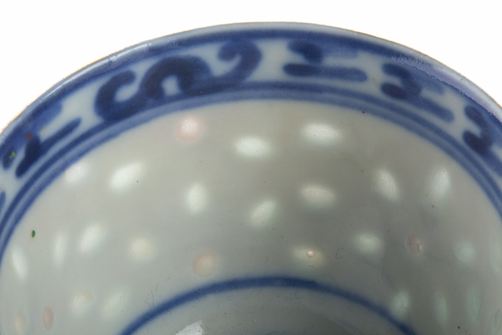 古玩陶瓷清末民初·青花加彩花卉紋玲瓏瓷杯真品鑒賞圖