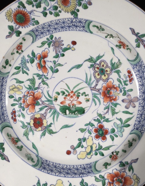 古玩陶瓷花卉紋斗彩盤真品鑒賞圖