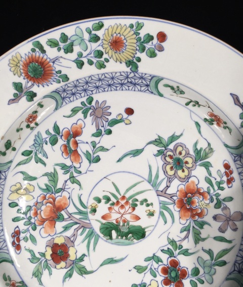 古玩陶瓷花卉紋斗彩盤真品鑒賞圖