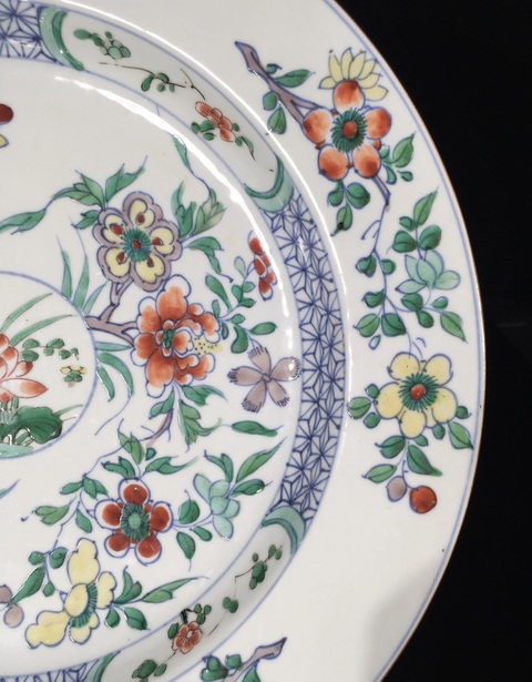 古玩陶瓷花卉紋斗彩盤真品鑒賞圖