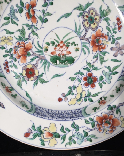 古玩陶瓷花卉紋斗彩盤真品鑒賞圖