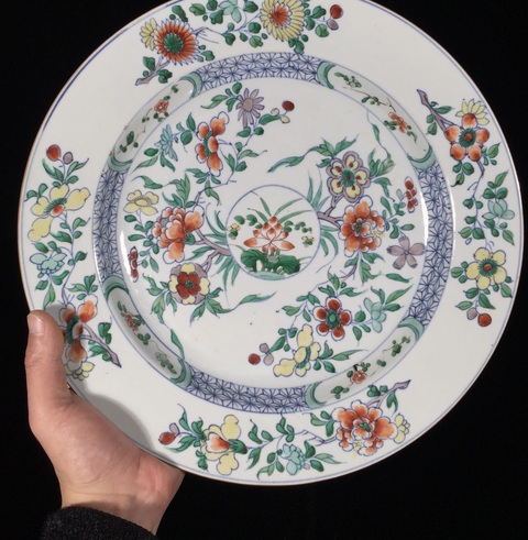 古玩陶瓷花卉紋斗彩盤真品鑒賞圖