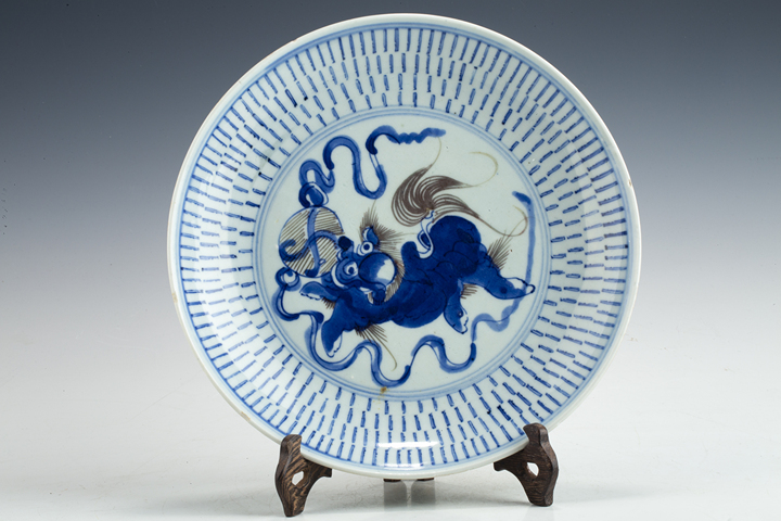 古玩陶瓷清中·青花釉里紅獅子繡球紋盤 真品鑒賞圖