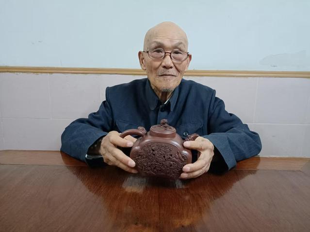 古玩雜項魚躍松澗壺真品鑒賞圖