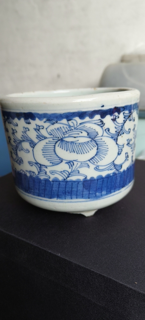 古玩陶瓷纏枝花卉紋青花三足筒式香爐真品鑒賞圖