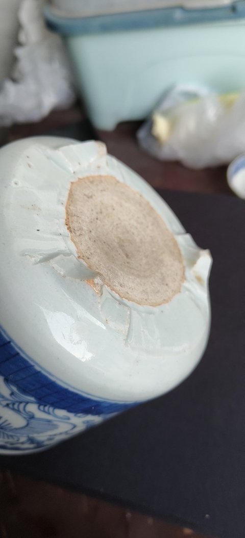 古玩陶瓷纏枝花卉紋青花三足筒式香爐真品鑒賞圖